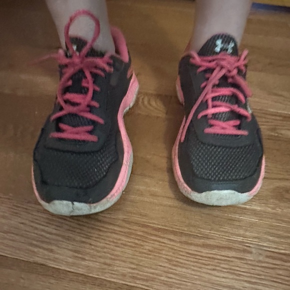Under armour running shoes - Picture 2 of 6